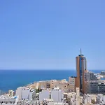 Chic 16th-floor With Stunning Sea Views 아파트 *